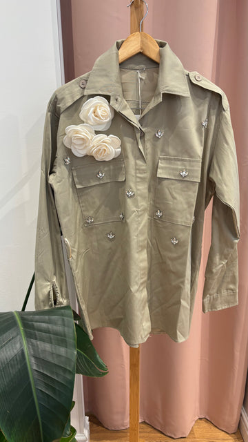 Camicia beige con applicazioni