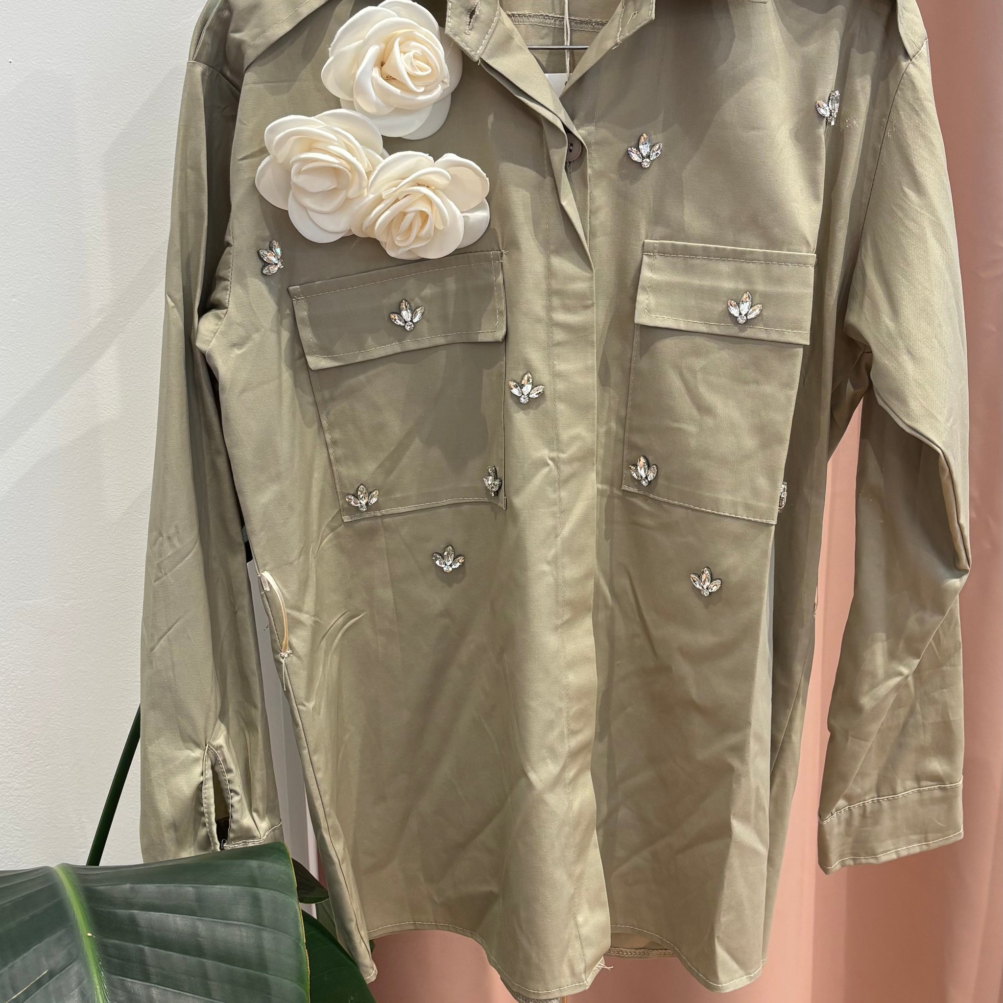 Camicia beige con applicazioni